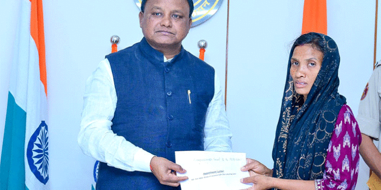 ଦୁର୍ଘଟଣାରେ ଜୀବନ ହରାଇଥିଲେ ସ୍ବାମୀ: ପ୍ରଭାସିନୀ, ଦେବୀ ପାଇଲେ ନିଯୁକ୍ତି