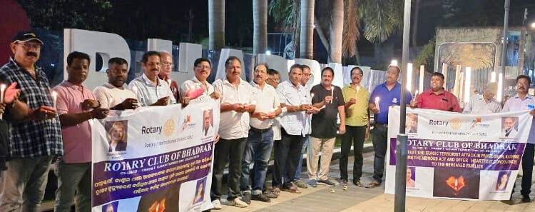 ଭଦ୍ରକ ରୋଟାରୀ କ୍ଲବ୍ ପକ୍ଷରୁ ପହଲଗାମ ଆତଙ୍କୀ ଆକ୍ରମଣରେ ମୃତ ବ୍ୟକ୍ତିଙ୍କ ପାଇଁ କ୍ୟାଣ୍ଡେଲ ଶୋଭାଯାତ୍ରା