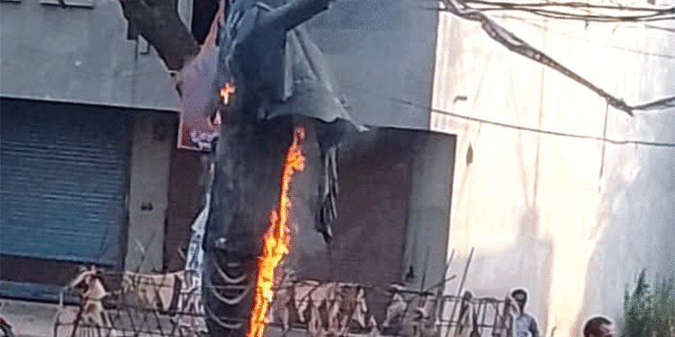 ବିଜୁ ବାବୁଙ୍କ ପ୍ରତିମୂର୍ତ୍ତିରେ ଲଗାଇଦେଲେ ନିଆଁ