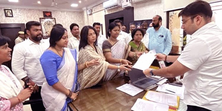 ତାଳଚେରରେ ଦୁଷ୍କର୍ମ ପରେ ହତ୍ୟା ଘଟଣାରେ ପୀଡିତାଙ୍କ ପରିବାରକୁ ଭେଟିଲା ବିଜେଡି ଟିମ୍