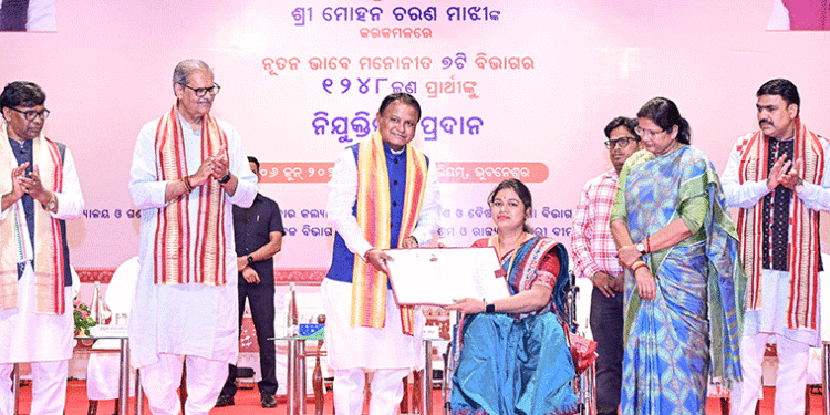 ୭ଟି ବିଭାଗରେ ୧୨୯୪ ଜଣଙ୍କୁ ନିଯୁକ୍ତି ଦେଲେ ମୁଖ୍ୟମନ୍ତ୍ରୀ