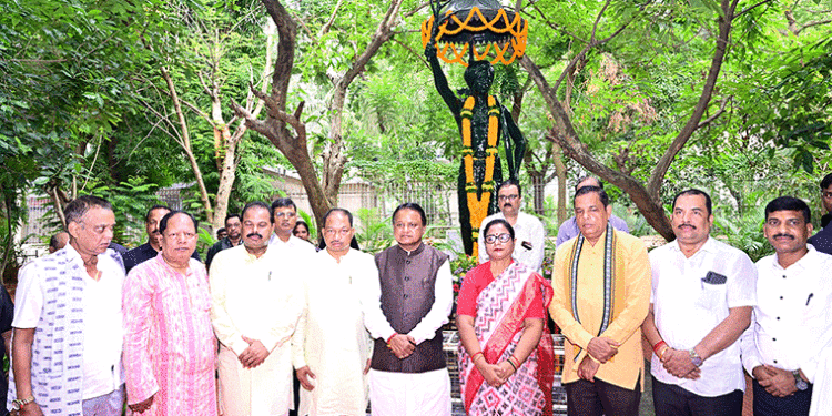 ଶ୍ରାଦ୍ଧଦିବସ ଅବସରରେ ଶହୀଦ ବିର୍ସା ମୁଣ୍ଡାଙ୍କୁ ଶ୍ରଦ୍ଧାଞ୍ଜଳି