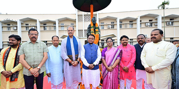 ବିଧାନସଭା ପରିସରରେ ଉତ୍କଳମଣି ପଣ୍ଡିତ ଗୋପବନ୍ଧୁଙ୍କ ଶ୍ରାଦ୍ଧଦିବସ ପାଳିତ