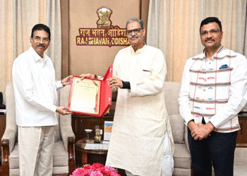 କୃଷି ପାଇଁ ଓଡ଼ିଶାକୁ ମିଳିଥିବା ଶ୍ରେଷ୍ଠ ରାଜ୍ୟ ପୁରସ୍କାରକୁ ରାଜ୍ୟପାଳଙ୍କୁ ପ୍ରଦାନ