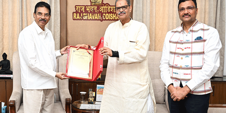 କୃଷି ପାଇଁ ଓଡ଼ିଶାକୁ ମିଳିଥିବା ଶ୍ରେଷ୍ଠ ରାଜ୍ୟ ପୁରସ୍କାରକୁ ରାଜ୍ୟପାଳଙ୍କୁ ପ୍ରଦାନ