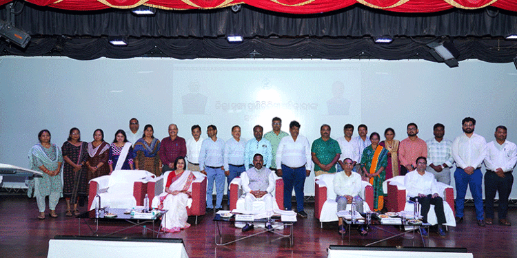 ଜିଲ୍ଲା ମୁଖ୍ୟ ପ୍ରାଣିଚିକିତ୍ସା ଅଧିକାରୀଙ୍କ ସମୀକ୍ଷା ବୈଠକ ଅନୁଷ୍ଠିତ