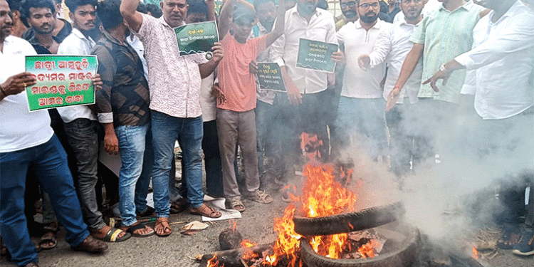 ଛାତ୍ରୀଙ୍କୁ ନ୍ୟାୟ ପାଇଁ ବିଜେଡି ପକ୍ଷରୁ ଏଫଏମ୍ କଲେଜ ଆଗରେ ବିକ୍ଷୋଭ