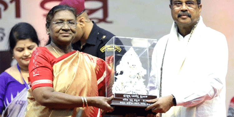 କଳିଙ୍ଗ ରତ୍ନ ପୁରସ୍କାର-୨୦୨୪ ପ୍ରଦାନ କଲେ ରାଷ୍ଟ୍ରପତି