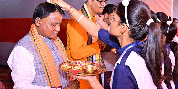 ମୁଖ୍ୟମନ୍ତ୍ରୀଙ୍କ ହାତରେ ରାକ୍ଷୀ ବାନ୍ଧିଲେ ଜୟପୁର ସରସ୍ଵତୀ ଶିଶୁ ବିଦ୍ୟା ମନ୍ଦିରର ଛାତ୍ରୀ