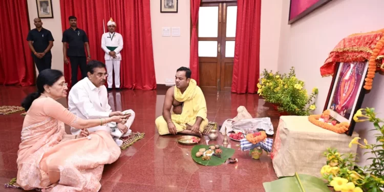 ରାଜଭବନରେ ନୂଆଁଖାଇ: ରାଜ୍ୟବାସୀଙ୍କ ଶୁଭ ମନାସିଲେ ରାଜ୍ୟପାଳ