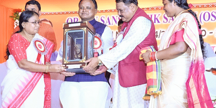 ଓରାଓଁ ସାଂସ୍କୃତିକ ସମାଜର କରମା-ପୂର୍ବ-ସନ୍ଧ୍ୟା କାର୍ଯ୍ୟକ୍ରମରେ ଯୋଗ ଦେଲେ ମୁଖ୍ୟମନ୍ତ୍ରୀ