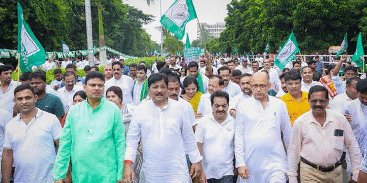 ସାର ଅଭାବକୁ ନେଇ ରାଜଭବନ ଆଗରେ ବିଜେଡିର ଗର୍ଜନ