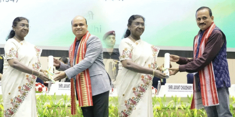 ଓଡ଼ିଶାର ଦୁଇ ଶିକ୍ଷକଙ୍କୁ ‘ଜାତୀୟ ଶିକ୍ଷକ ପୁରସ୍କାର‘ରେ ସମ୍ମାନିତ କଲେ ରାଷ୍ଟ୍ରପତି