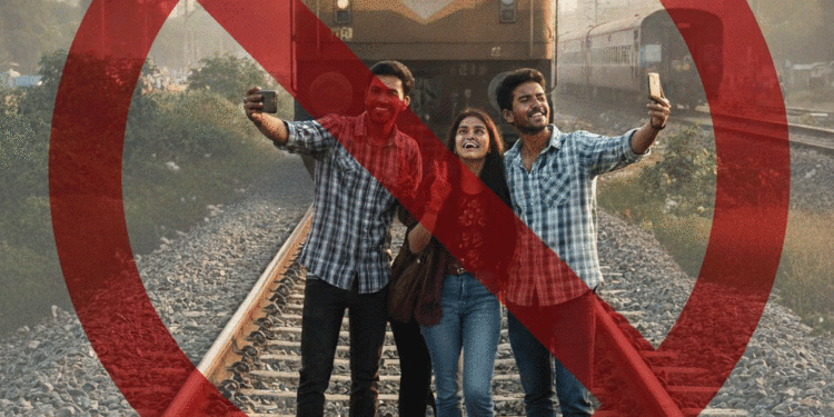 ପୂର୍ବତଟ ରେଳପଥର କଡ଼ା ଚେତାବନୀ: ରେଳ ଟ୍ରାକ୍ ଏବଂ ଟ୍ରେନ୍‌ରେ ସେଲ୍‌ଫି ଓ ରିଲ୍ସ କରିବା ଦଣ୍ଡନୀୟ ଅପରାଧ