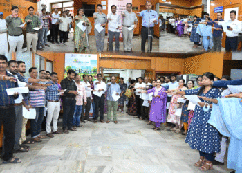 ଦୁର୍ନୀତି ନିବାରଣ ସପ୍ତାହ ପାଳନ ଅବସରରେ ସୂଚନା ଓ ଲୋକସଂପର୍କ ବିଭାଗ କର୍ମଚାରୀଙ୍କ ଶପଥ ପାଠ