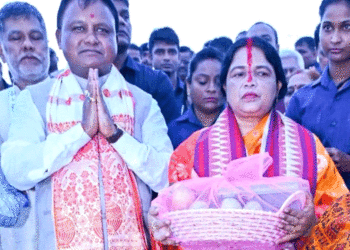 ସ୍ତ୍ରୀଙ୍କ ସହ ମିଶି ଛଠ୍‌ ପାଳିଲେ ମୁଖ୍ୟମନ୍ତ୍ରୀ: ଦେଲେ ଏମିତି ବାର୍ତ୍ତା