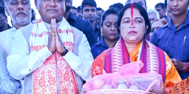 ସ୍ତ୍ରୀଙ୍କ ସହ ମିଶି ଛଠ୍‌ ପାଳିଲେ ମୁଖ୍ୟମନ୍ତ୍ରୀ: ଦେଲେ ଏମିତି ବାର୍ତ୍ତା