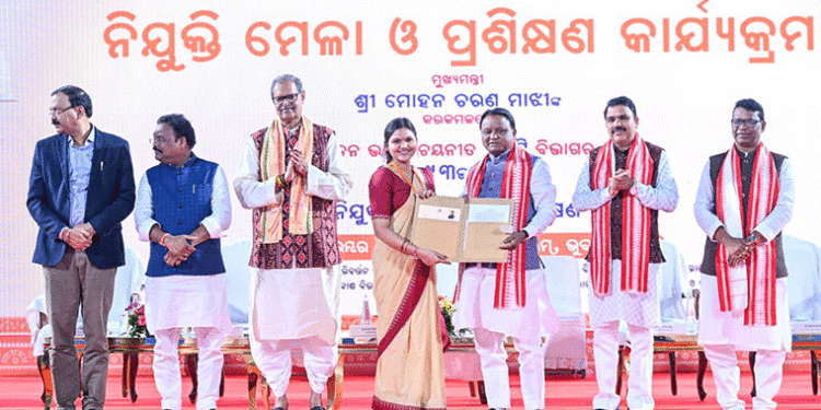 କଳିଙ୍ଗ ଷ୍ଟାଡିୟମରେ ୧୨ଟି ବିଭାଗର ୭୨୯୩ ଜଣଙ୍କୁ ନିଯୁକ୍ତି ପତ୍ର ବାଣ୍ଟିଲେ ମୁଖ୍ୟମନ୍ତ୍ରୀ