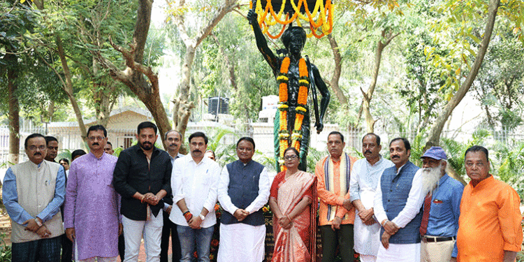 ଜୟନ୍ତୀ ଅବସରରେ ଶହୀଦ ବିର୍ସା ମୁଣ୍ଡାଙ୍କୁ ଶ୍ରଦ୍ଧାଞ୍ଜଳି