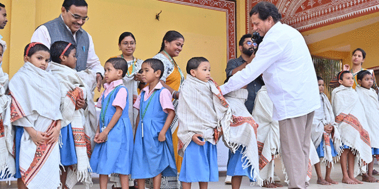 କିସ୍‍ ରେ ୪୦ ହଜାର ଛାତ୍ରଛାତ୍ରୀଙ୍କୁ ଶାଲ୍‍ ଓ ସ୍ୱେଟର ବଣ୍ଟନ