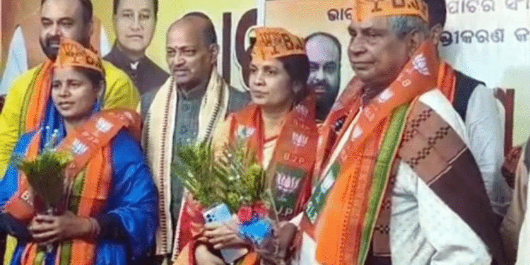 ଶତାଧିକ ସମର୍ଥକଙ୍କ ସହ ବିଜେପିରେ ମିଶିଲେ ସରପଞ୍ଚ, ସମିତିସଭ୍ୟା