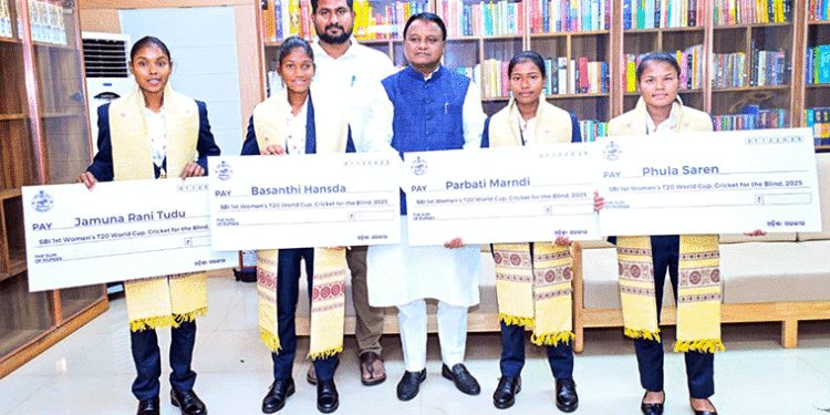 ଓଡ଼ିଶା ଫେରିଲେ ବିଶ୍ବ ବିଜୟିନୀ: ୪ ସୁନାଝିଅଙ୍କୁ ସମ୍ବର୍ଦ୍ଧିତ କଲେ ମୁଖ୍ୟମନ୍ତ୍ରୀ