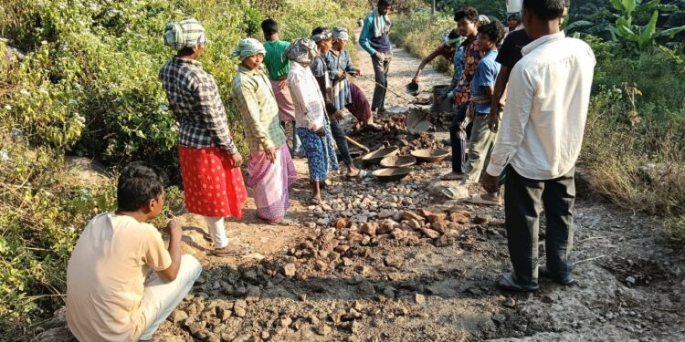 ଶ୍ରମଦାନ କରି ରାସ୍ତା ମରାମତି କଲେ ଗ୍ରାମବାସୀ