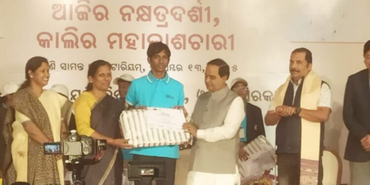 ଗଜପତି: ଯୁବ ଜ୍ୟୋତିର୍ବିଜ୍ଞାନୀ ପ୍ରତିଭା ଅନ୍ୱେଷଣରେ ସେଞ୍ଚୁରିଆନ ପବଲିକ ସ୍କୁଲର ଛାତ୍ରଙ୍କ ଉତ୍କୃଷ୍ଟ ସଫଳତା