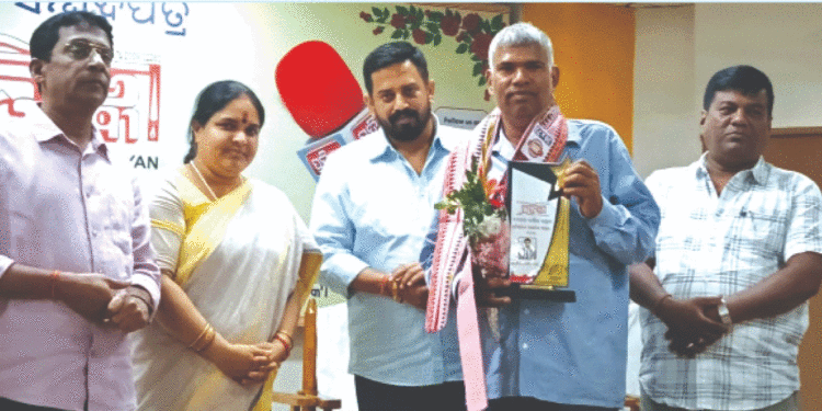 ବରିଷ୍ଠ ସାମ୍ବାଦିକ ଜ୍ଞାନରଞ୍ଜନ ଦାସଙ୍କୁ ପ୍ରତିଭାବାନ୍‌ ସାମ୍ବାଦିକ ସମ୍ମାନ-୨୦୨୫ ପ୍ରଦାନ