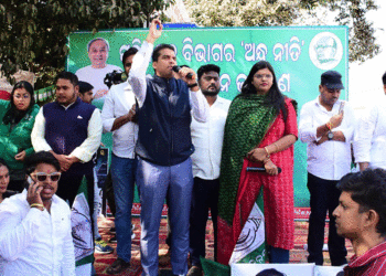 ପଲ୍ୟୁସନ ସାର୍ଟିଫିକେଟ ନାହିଁ ତ ତେଲ ନାହିଁ ନିଷ୍ପତ୍ତି ପ୍ରତ୍ୟାହାର ଦାବିରେ ବିଜୁ ଯୁବ ଓ ଛାତ୍ର ଜନତା ଦଳର ଆନ୍ଦୋଳନ