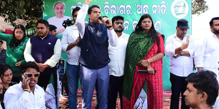 ପଲ୍ୟୁସନ ସାର୍ଟିଫିକେଟ ନାହିଁ ତ ତେଲ ନାହିଁ ନିଷ୍ପତ୍ତି ପ୍ରତ୍ୟାହାର ଦାବିରେ ବିଜୁ ଯୁବ ଓ ଛାତ୍ର ଜନତା ଦଳର ଆନ୍ଦୋଳନ