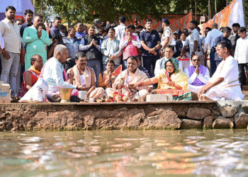 ବୈତରଣୀରେ ମକର ବୁଡ଼ ପକାଇଲେ ମୁଖ୍ୟମନ୍ତ୍ରୀ