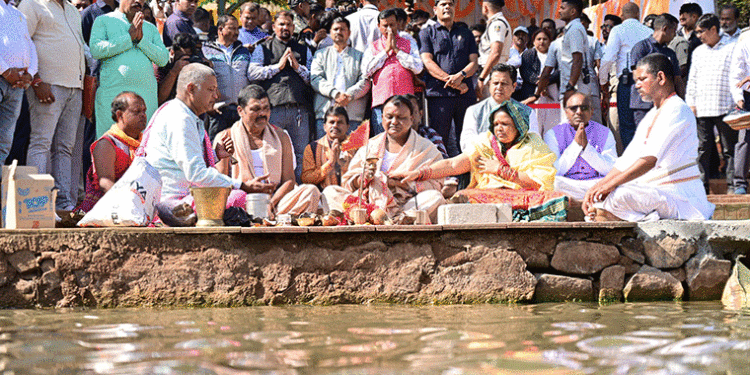 ବୈତରଣୀରେ ମକର ବୁଡ଼ ପକାଇଲେ ମୁଖ୍ୟମନ୍ତ୍ରୀ