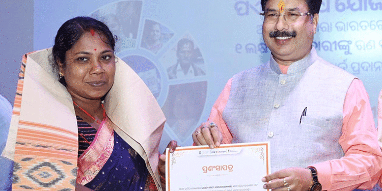 ପିଏମ୍-ସ୍ଵନିଧି ଯୋଜନାରେ ଋଣ ଓ କ୍ରେଡିଟ୍ କାର୍ଡ ବଣ୍ଟନ