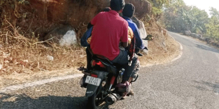 ମିଳିଲାନି ମହାପ୍ରୟାଣ ଗାଡ଼ି: ବାଇକରେ ବୁହାହେଲା ମୃତଦେହ