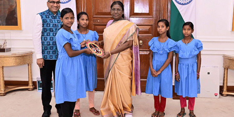 ରାଜ୍ୟ ସଭା MP ସୁଜୀତ କୁମାରଙ୍କ ନିଆରା ପ୍ରୟାସ: ରାଷ୍ଟ୍ରପତିଙ୍କୁ ଭେଟିଲେ ଦୁର୍ଗମ ତୁର୍କା ଗ୍ରାମର ୪ ଆଦିବାସୀ ଝିଅ