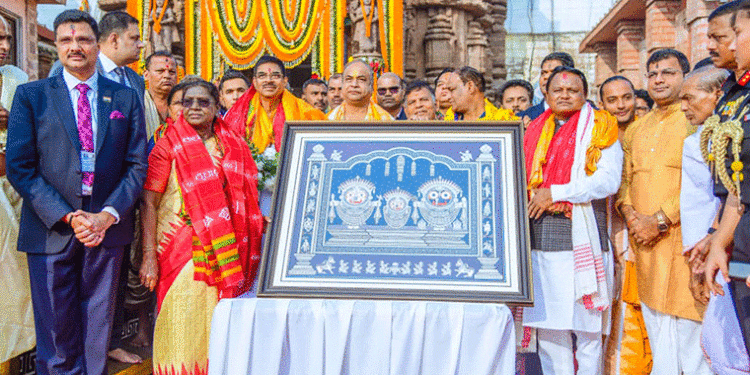 ଶ୍ୱେତଗଙ୍ଗାରେ ପିଣ୍ଡ ଦାନ କଲେ, ମହାପ୍ରଭୁଙ୍କ ଦର୍ଶନ କଲେ ରାଷ୍ଟ୍ରପତି