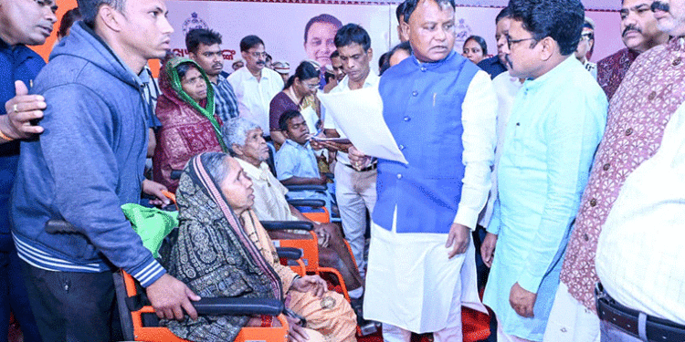 ଲୋକଙ୍କ ଅଭିଯୋଗ ଶୁଣିଲେ, ସମସ୍ୟାର ସମାଧାନ କଲେ ମୁଖ୍ୟମନ୍ତ୍ରୀ