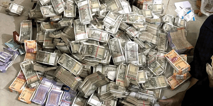 କଟକ ଖଣି ଉପନିର୍ଦ୍ଦେଶକ ଦେବବ୍ରତ ମହାନ୍ତିଙ୍କ ଘରୁ ୪ କୋଟିରୁ ଅଧିକ ନଗଦ ଜବତ