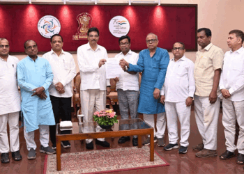 ରାଜ୍ୟ ସ୍ଵାସ୍ଥ୍ୟମନ୍ତ୍ରୀଙ୍କୁ ବହିଷ୍କାର ଦାବି; ରାଜ୍ୟପାଳଙ୍କୁ ସ୍ମାରକପତ୍ର ପ୍ରଦାନ