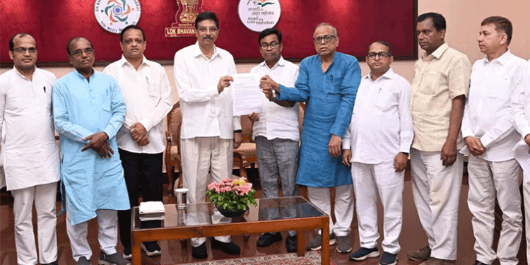 ରାଜ୍ୟ ସ୍ଵାସ୍ଥ୍ୟମନ୍ତ୍ରୀଙ୍କୁ ବହିଷ୍କାର ଦାବି; ରାଜ୍ୟପାଳଙ୍କୁ ସ୍ମାରକପତ୍ର ପ୍ରଦାନ