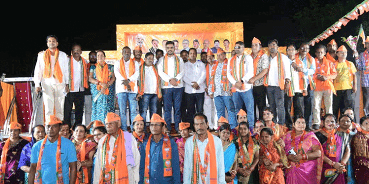 ମନ୍ତ୍ରୀ ସମ୍ପଦ ସ୍ୱାଇଁଙ୍କ ଉପସ୍ଥିତିରେ ପାରାଦ୍ୱୀପ ବିଜେପିର ମହା ମିଶ୍ରଣ ପର୍ବ