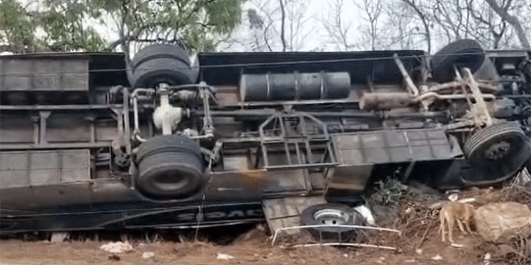 ରାସ୍ତାକଡ଼କୁ ଓଲଟିଲା ଟୁରିଷ୍ଟ ବସ୍, ୫ ମୃତ