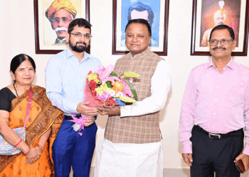 ସର୍ବ ଭାରତୀୟ ସିଭିଲ ସର୍ଭିସ ପରୀକ୍ଷାରେ ୧୦୦ ତମ ସ୍ଥାନ ହାସଲ କରିଥିବା ସାତ୍ତ୍ୱିକ ସତ୍ୟକାମଙ୍କୁ ସମ୍ବର୍ଦ୍ଧିତ କଲେ ମୁଖ୍ୟମନ୍ତ୍ରୀ