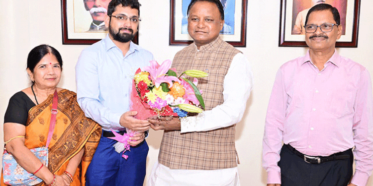 ସର୍ବ ଭାରତୀୟ ସିଭିଲ ସର୍ଭିସ ପରୀକ୍ଷାରେ ୧୦୦ ତମ ସ୍ଥାନ ହାସଲ କରିଥିବା ସାତ୍ତ୍ୱିକ ସତ୍ୟକାମଙ୍କୁ ସମ୍ବର୍ଦ୍ଧିତ କଲେ ମୁଖ୍ୟମନ୍ତ୍ରୀ