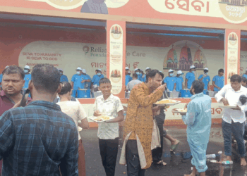 ରଥଯାତ୍ରାରେ ଶ୍ରଦ୍ଧାଳୁଙ୍କ ପରିବେଶ ସଚେତନତା: ପରିବେଶ ଉପଯୋଗୀ ଥାଳିରେ ମହାପ୍ରସାଦ ଗ୍ରହଣ କରି ପୃଥିବୀ ମାତାଙ୍କୁ ସମ୍ମାନ
