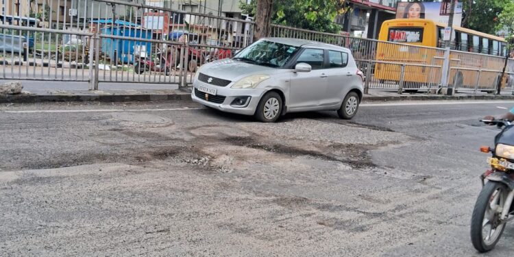 ପୂର୍ତ୍ତବିଭାଗ ର ବିପର୍ଯ୍ୟାସ୍ତ ରାସ୍ତା ଘାଟ : ଆର୍ଥିକ ଅନୁଦାନକୁ ଅପେକ୍ଷା !