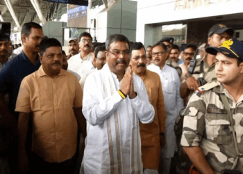 ଭୁବନେଶ୍ୱର ବିମାନବନ୍ଦରରେ ଧର୍ମେନ୍ଦ୍ର ପ୍ରଧାନ , ସ୍ୱାଗତ ସମାରୋହରେ ବିଜେପି କର୍ମୀଙ୍କ ପ୍ରବଳ ଭିଡ଼
